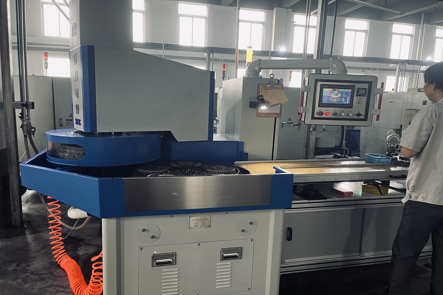 Trealamh nua FTM: meaisín meilt dhá thaobh